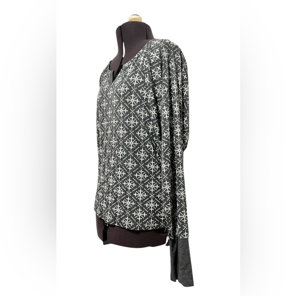 Love by GAP Gray/White Snowflake Patterned Pajama Top Size S - Picture 3 of 10